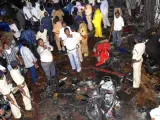 Vista general del lugar de una de las tres explosiones en Bombai, India.