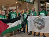 Los activistas de la Flotilla de la Libertad que han permanecido desde el pasado 5 de julio en la Embajada de España en Atenas, a su llegada al Aeropuerto de Madrid-Barajas.