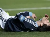 Leo Messi en el suelo tras finalizar la prórroga del partido de cuartos de final de la Copa América 2011 entre Argentina y Uruguay.