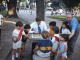 El fotógrafo Harry Benson constató que a Fischer le encantaba jugar al ajedrez con niños
