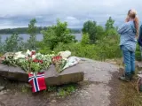 Flores de homenaje frente a la isla de Utøya (al fondo), donde Behring Breivik mató a al menos a 93 personas, según ha confesado él mismo tras ser detenido.