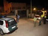 La Guardia Civil custodia la calle Cabeza Martino, en la que murieron tiroteadas tres personas, una mujer y dos hombres, en la localidad almeriense de Palomares.