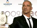 Eros Ramazzotti posa con su premio durante una gala de la Cadena Dial en 2009.
