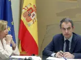 El presidente del Gobierno, José Luis Rodríguez Zapatero y la vicepresidenta para Asuntos Económicos, Elena Salgado, durante la reunión mantenida con su equipo económico en el Palacio de La Moncloa para analizar la situación de la deuda.