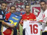 Los capitanes del RCD Espanyol, Luis García, y del Sevilla CF, Andrés Palop, con las camisetas de Jarque y Antonio Puerta antes de comenzar el IV Memorial Antonio Puerta.