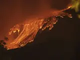 La erupción del Etna, como viene siendo habitual en las últimas ocasiones, se ha producido en un cráter muy activo del sureste del volcán, extendiendo sus ríos de lava por la ladera del Valle del Bove, una zona desértica.