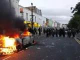 Vista de un auto en llamas en Hackney, norte de Londres (Reino Unido).