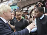 El alcalde de Londres, Boris Johnson se enfrentó a un aluvión de críticas por parte de residentes enojados mientras recorría la devastación en Clapham.