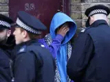 La Policía interroga a un joven en Londres.