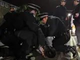 La Policía británica detiene a un joven en las calles de Londres.