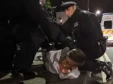 La Policía británica detiene a un joven en el sur de Londres.