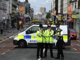 Policías británicos de servicio en Croydon, Londres, Reino Unido.