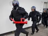 La Policía británica, durante los disturbios.