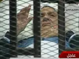 El expresidente egipcio, Hosni Mubarak, comparece en la sala del tribunal durante el juicio en la academia de policía en El Cairo en esta imagen tomada de vídeo. Mubarak regresó a la corte donde se le juzga por cargos de asesinato de manifestantes.