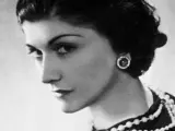 Coco Chanel se crió en un orfanato, donde aprendió a coser.