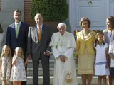 El papa ha sido recibido hoy por los reyes, los príncipes de Asturias con las infantas Leonor y Sofía y la infanta Elena con sus dos hijos, Juan Felipe y Victoria Federica en el Palacio de la Zarzuela.