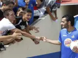 Dani Güiza saluda a los aficionados del Getafe en su regreso al club.