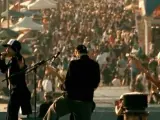 Una imagen del videoclip 'The Adventures of Rain Dance Maggie' de los Red Hot Chili Peppers.