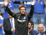 Juan Mata, nuevo jugador del Chelsea, saluda a su afición antes del partido de su equipo ante el Norwich.