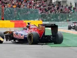 Jaime Alguersuari, piloto de Toro Rosso, fuera de la pista en el Gran Premio de Bélgica tras ser golpeado por Bruno Senna.
