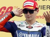 Jorge Lorenzo celebra su victoria en el podio del Gran Premio de San Marino.
