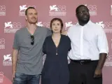 El director Steve McQueen (d), junto al actor Michael Fassbender (i), y la guionista Abi Morgan (c). McQueen ha presentado su última película, 'Shame', protagonizada por Fassbender, en el Festival de Venecia.