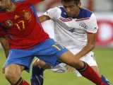 Arbeloa e Isla luchan por un balón.