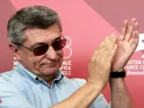 El director Alexander Sokurov aplaude durante el photocall previo al pase de 'Fausto' en la 68 edición del Festival de Cine de Venecia.