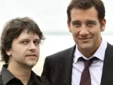 Juan Carlos Fresnadillo y Clive Owen posan para los medios tras la proyección de 'Intruders' en el Festival de Cine de San Sebastián.
