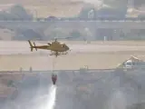 Un helicóptero echa agua sobre el área en la que se estrelló el vuelo de Spanair, el 20 de agosto de 2008.