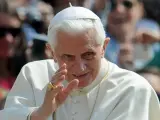El Papa Benedicto XVI saludando a los fieles congregados en la plaza de San Pedro del Vaticano durante una audiencia.