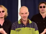 Los miembros del grupo R.E.M., Mike Mills, Michael Stipe y Peter Buck, de izq a dcha.