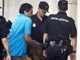 Juan José Cortes, padre de Mari Luz Cortés, en el momento de su llegada a la Audicencia Provincial de Huelva tras pasar a disposición judicial por su implicación en un tiroteo.