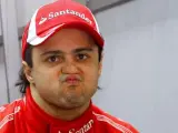 El piloto brasileño Felipe Massa, de la escudería Ferrari, en el interior del garaje de su equipo.