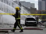 Imagen de archivo de un bombero británico mientras trabaja en Londres.