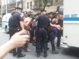 Un grupo de policías de Nueva York detiene a varios manifestantes del movimiento 'Occupy Wall Street'.