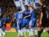 Juan Mata (c) del Chelsea FC celebra su gol con Torres ante el Bayer Leverkusen.