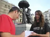 Un miembro del Partido Pirata en la madrileña Puerta del Sol recoge avales para poder presentarse a las elecciones del 20-N.
