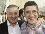 El portavoz del Gobierno, José Blanco, y el lehendakari, Patxi López, posan a su llegada a la Conferencia Política del PSOE.