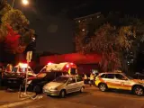 Imagen de la zona, rodeada de servicios de emergencia y policía, en la que está situada la iglesia de Madrid donde un hombre tiroteó a dos mujeres, una de ellas embarazada, que falleció, mientras que la otra tenía pronóstico grave.