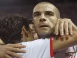 Negredo es felicitado por Navas tras marcar ante el Málaga.