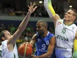 El jugador de la selección francesa de baloncesto, Tony Parker (c), en el partido que su selección disputó ante Lituania en el Eurobasket 2011.