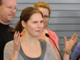 La estudiante estadounidense Amanda Knox habla junto a su padre, Kurt Knox, tras su llegada al Sea-Tac Airport en Seattle, Washington (EE UU).