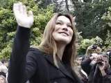 Carla Bruni saluda al público visitante durante un paseo por los jardines del Palacio del Elíseo.