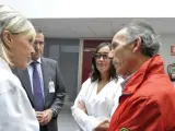 La Doctora Ester Saura (Izda) Conversa Con El Apoderado De Juan José Padilla.