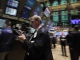 Un broker opera en el mercado de acciones en la Bolsa de Nueva York.