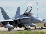 Un F-18 español, en la base que la OTAN tiene en Decimomannu (Cerdeña, Italia).