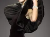 Martina Klein con vestido de terciopelo negro y amplias mangas , diseño de la colección de Elio Berhanyer para la temporada Otoño-Invierno 2003-04, presentada en la Pasarela Cibeles.
