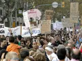 Plaza de Cataluña es el epicentro de la marcha del 15-O en Barcelona, en donde algunos manifestantes llevan pancartas con la frase "Puig dimisión".