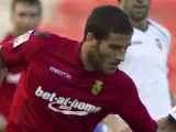 Tomer Hemed, delantero del Mallorca, protege el balón ante Jordi Alba, lateral del Valencia.